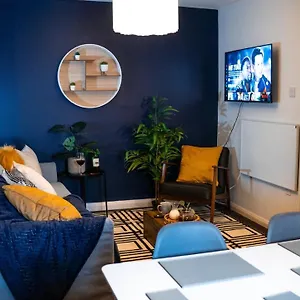 Flat 1 - King Bed, Parking, Workspace, Wi-fi, Corporates Apartment